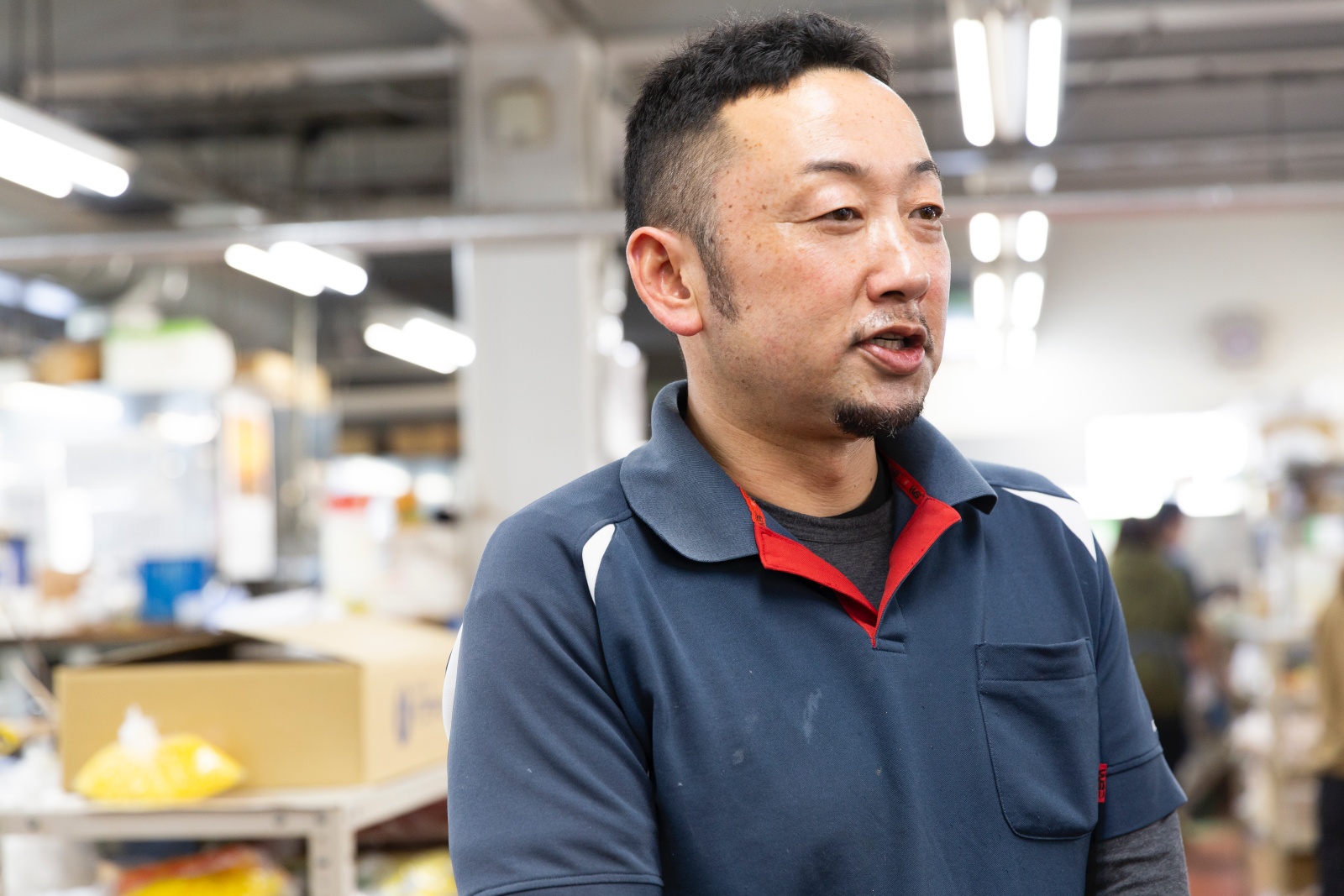 工場長の宮澤さんが話す様子