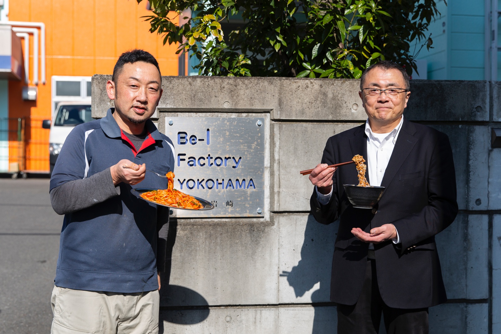 看板前の宮澤さんと黒川さん