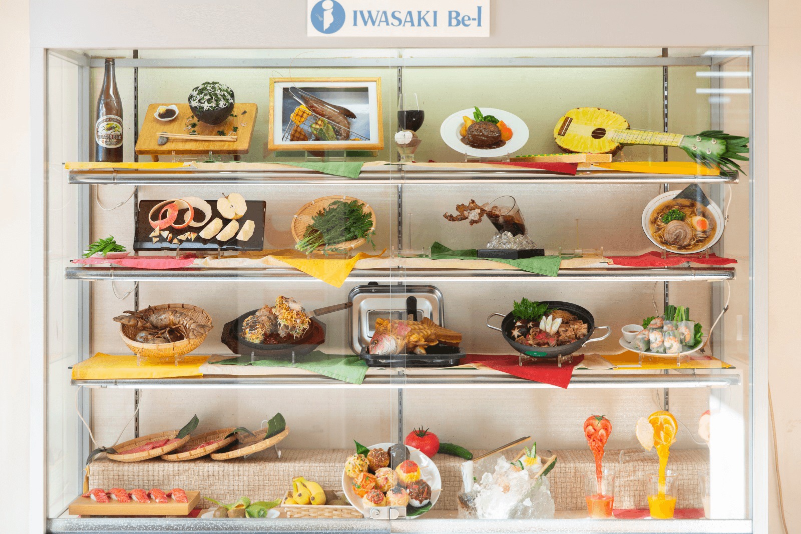 食品サンプルの入ったショーケース