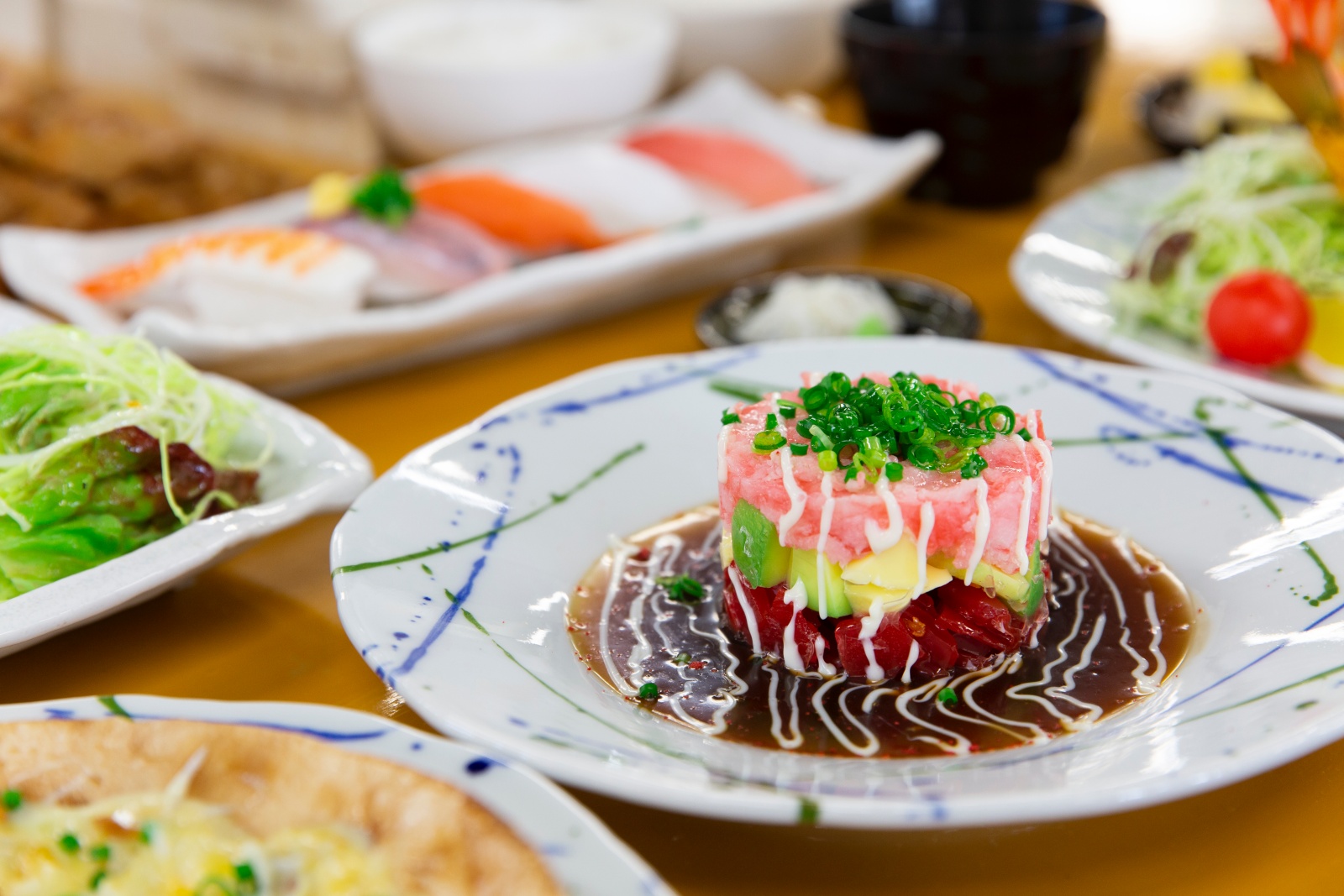 食品サンプルのマグロとアボカドのタルタル