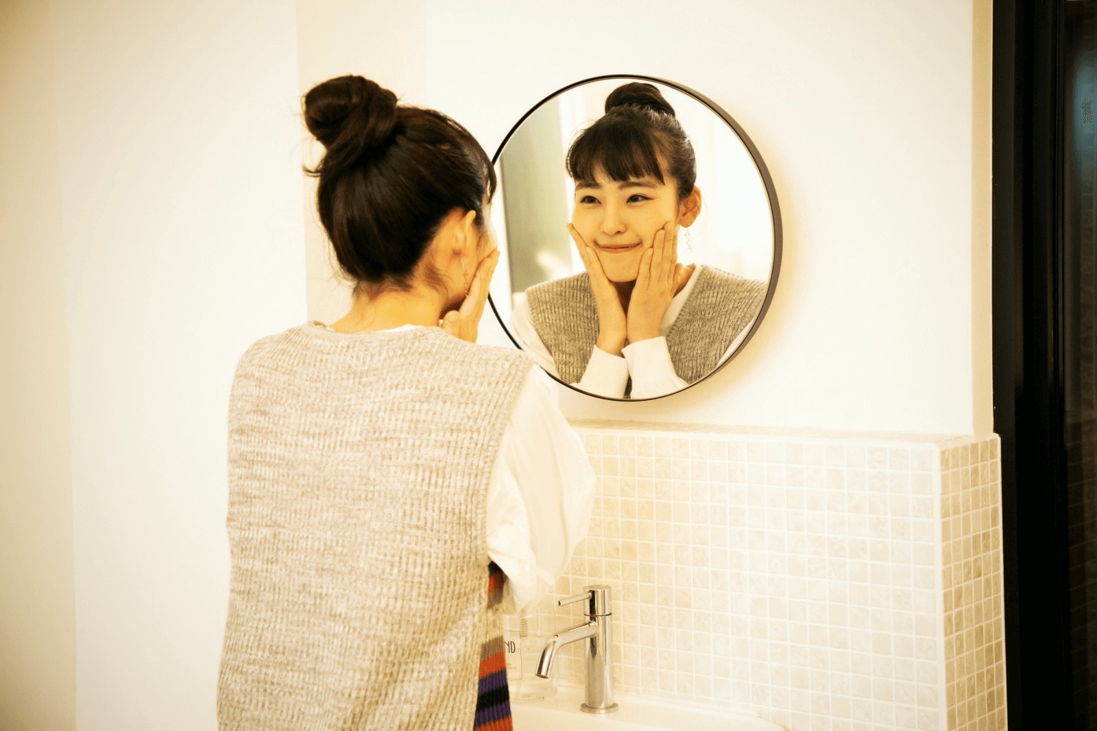 脱衣室の鏡を見る清水さん