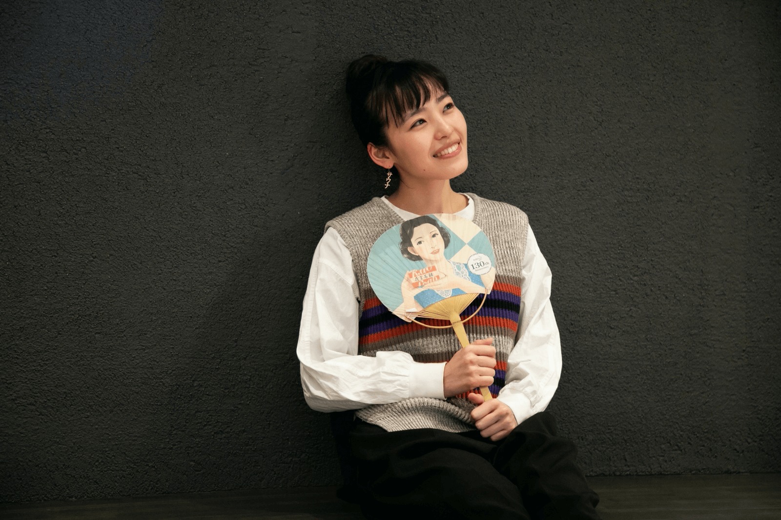 レトロなうちわを持つ清水さん