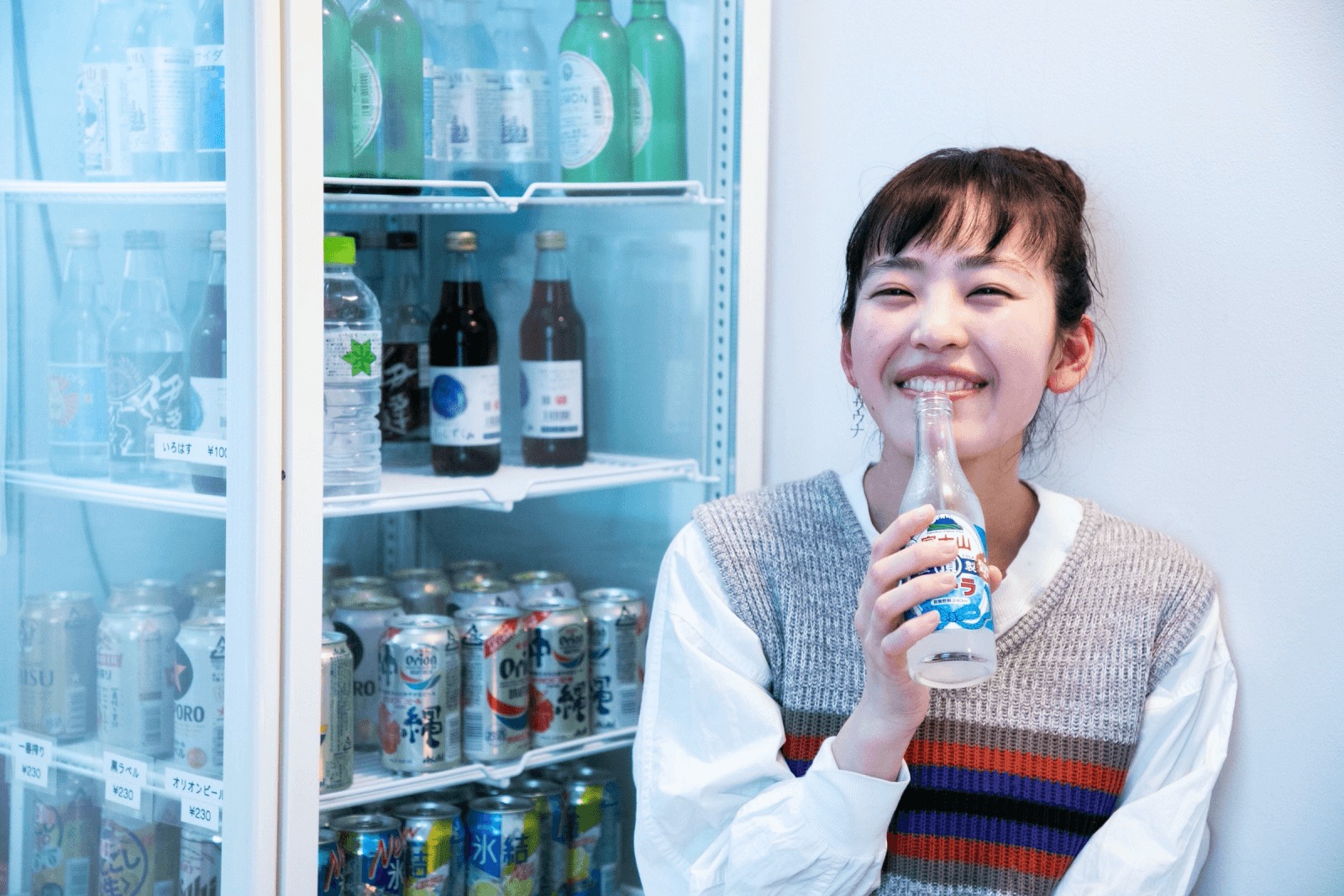 地サイダーを飲む清水さん