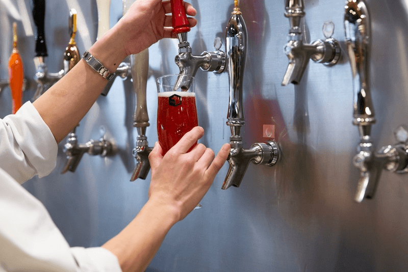 グラスにビールを注ぐ画像